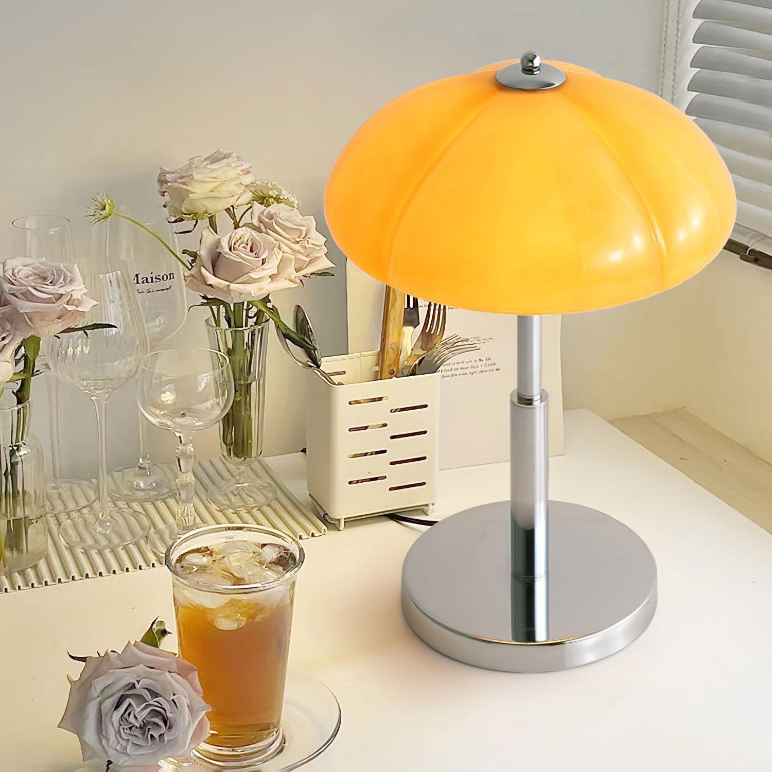 Lampa ve tvaru houby s bauhausovým vlivem a čistou geometrickou siluetou