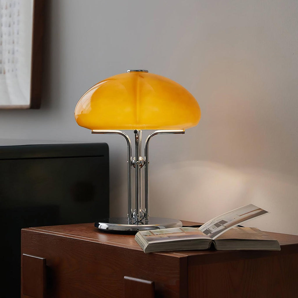 Lampa ve tvaru houby s bauhausovým vlivem a čistou geometrickou siluetou