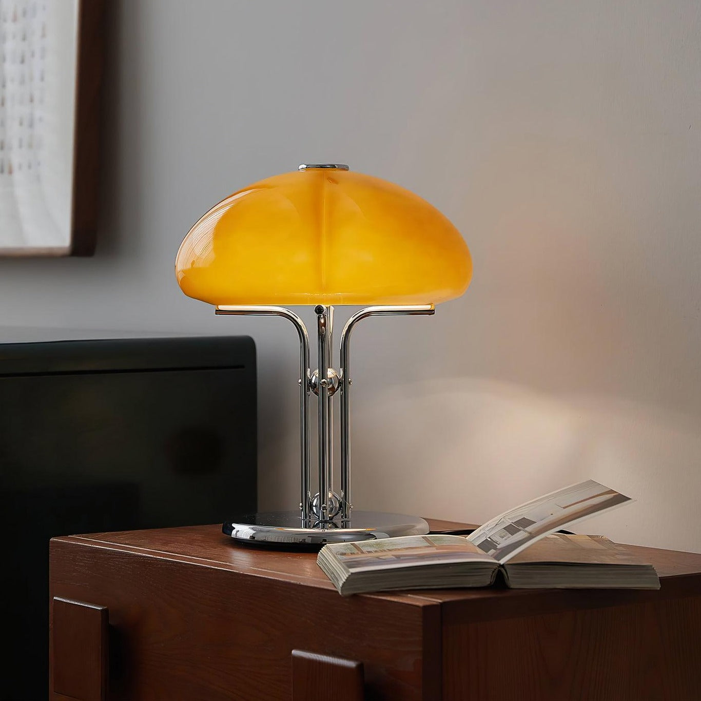 Lampa ve tvaru houby s bauhausovým vlivem a čistou geometrickou siluetou