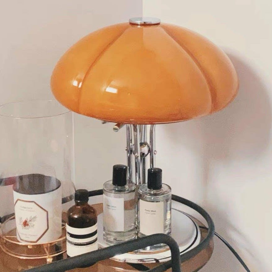Lampa ve tvaru houby s bauhausovým vlivem a čistou geometrickou siluetou