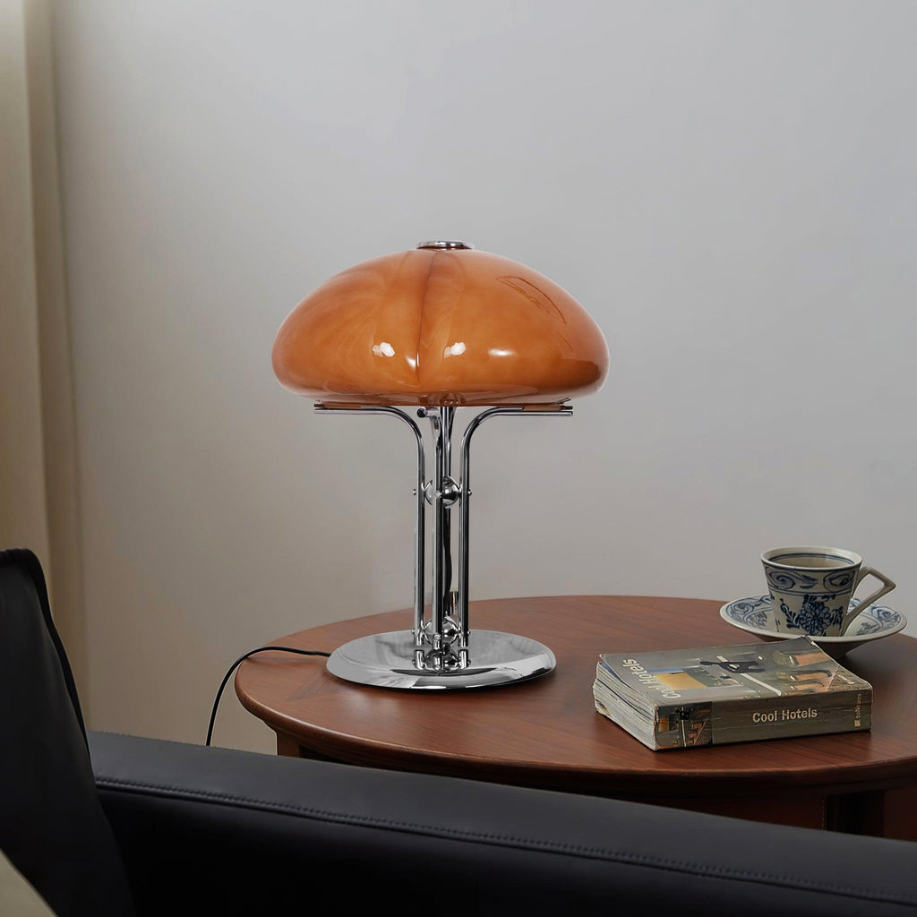 Lampa ve tvaru houby s bauhausovým vlivem a čistou geometrickou siluetou