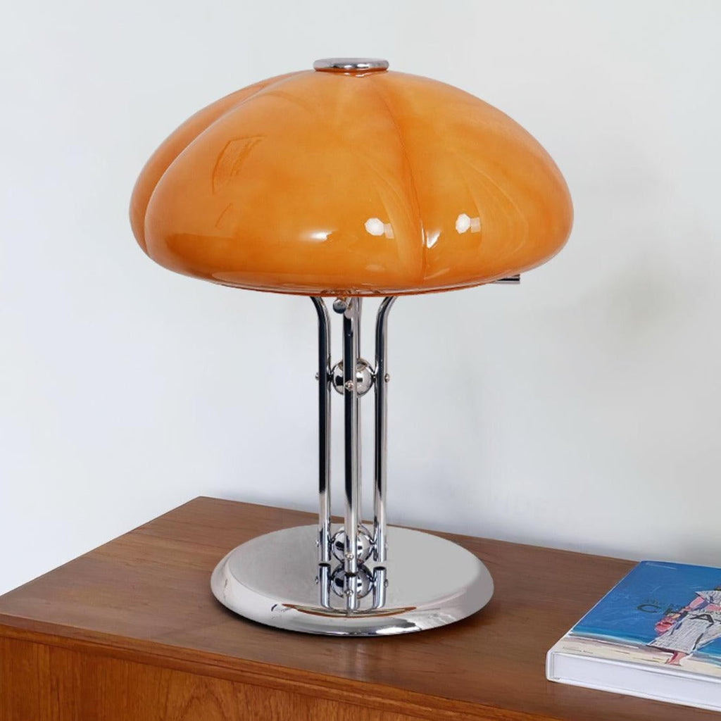 Lampa ve tvaru houby s bauhausovým vlivem a čistou geometrickou siluetou