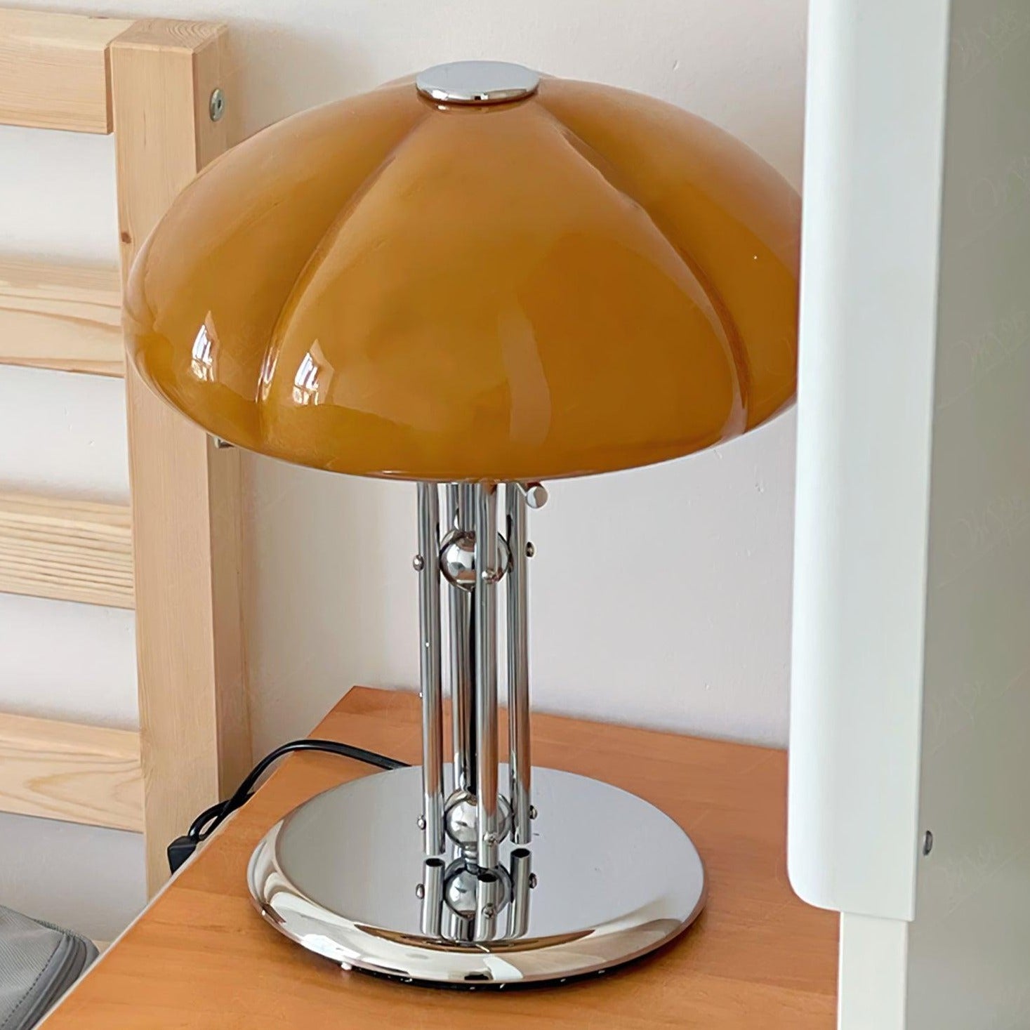 Lampa ve tvaru houby s bauhausovým vlivem a čistou geometrickou siluetou