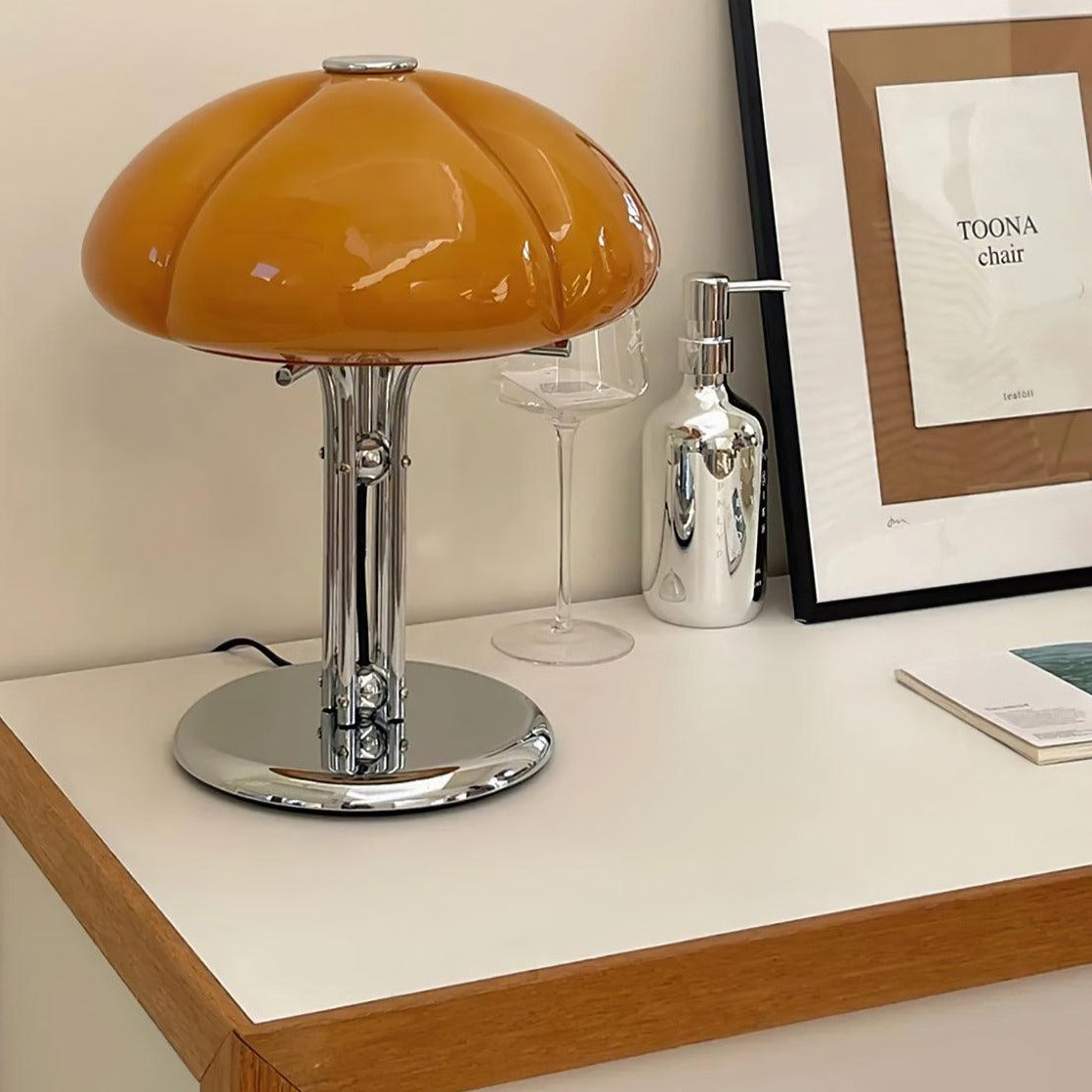 Lampa ve tvaru houby s bauhausovým vlivem a čistou geometrickou siluetou