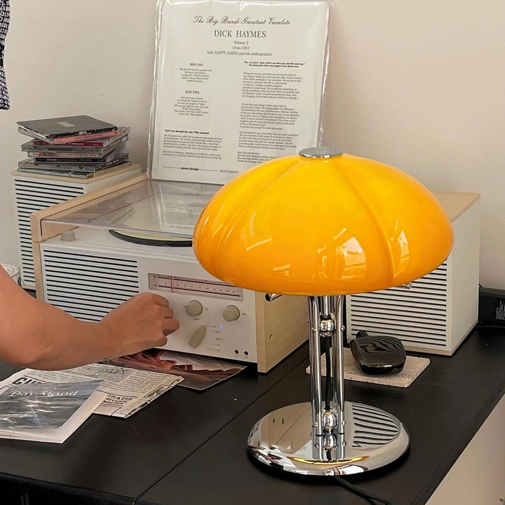Lampa ve tvaru houby s bauhausovým vlivem a čistou geometrickou siluetou