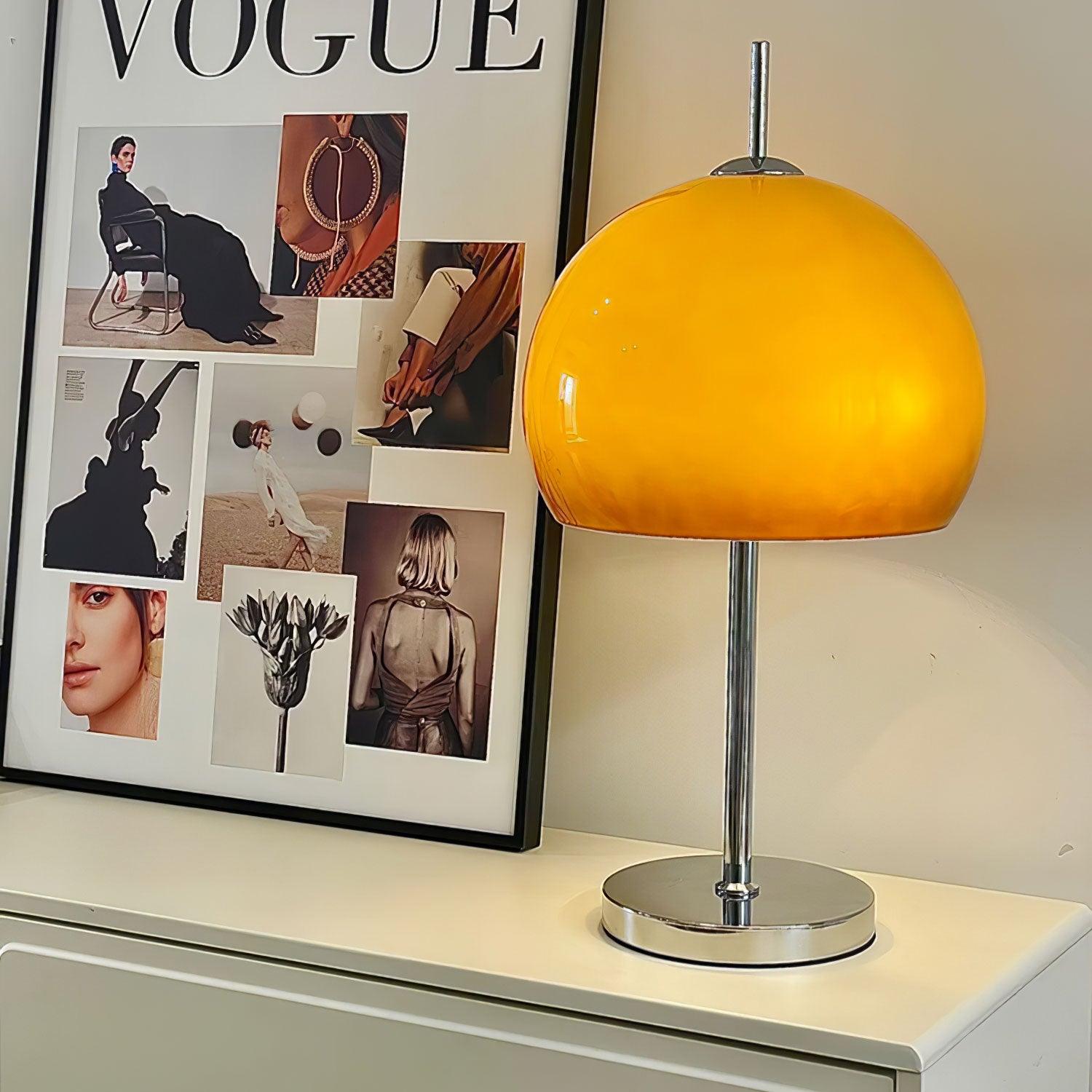 Lampa ve tvaru houby s bauhausovým vlivem a čistou geometrickou siluetou