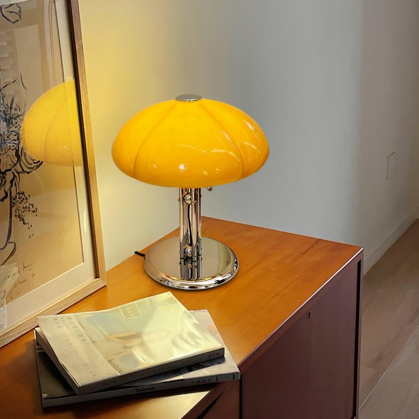 Lampa ve tvaru houby s bauhausovým vlivem a čistou geometrickou siluetou