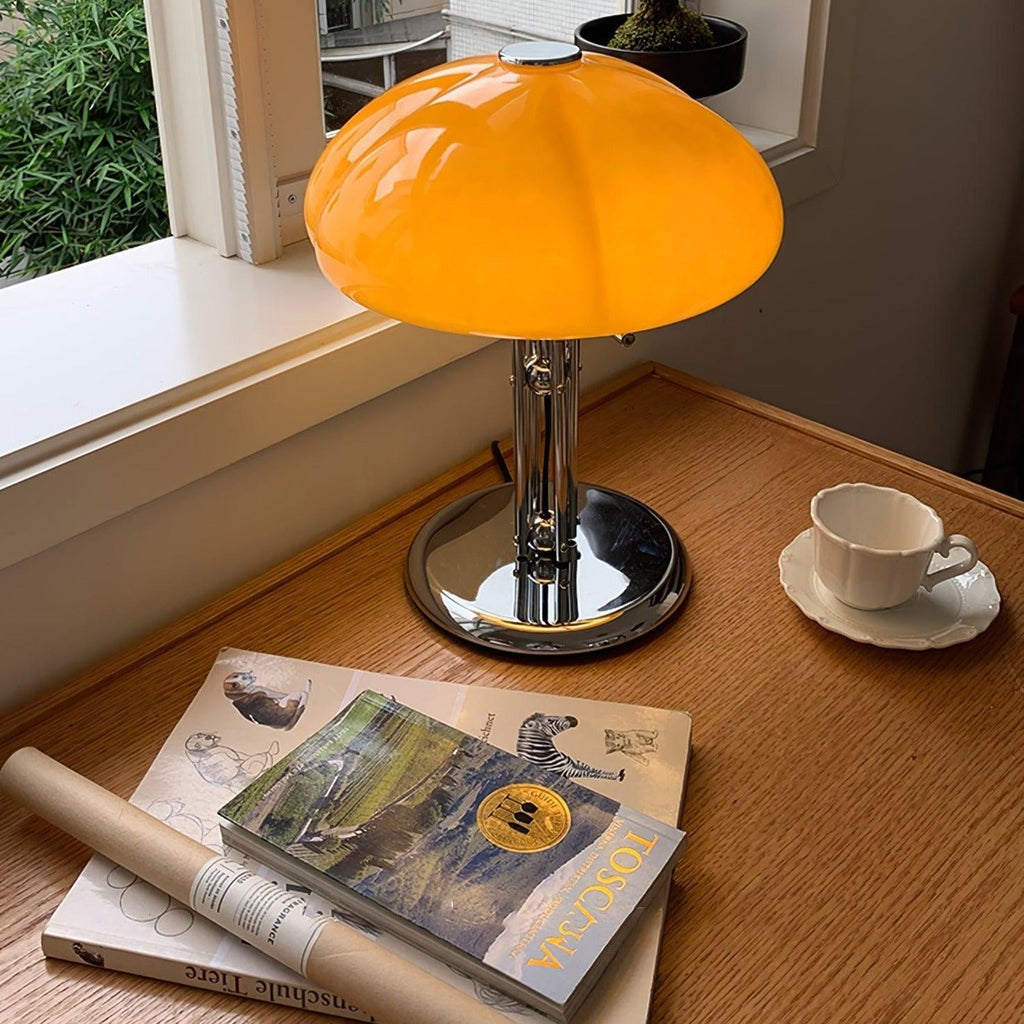 Lampa ve tvaru houby s bauhausovým vlivem a čistou geometrickou siluetou