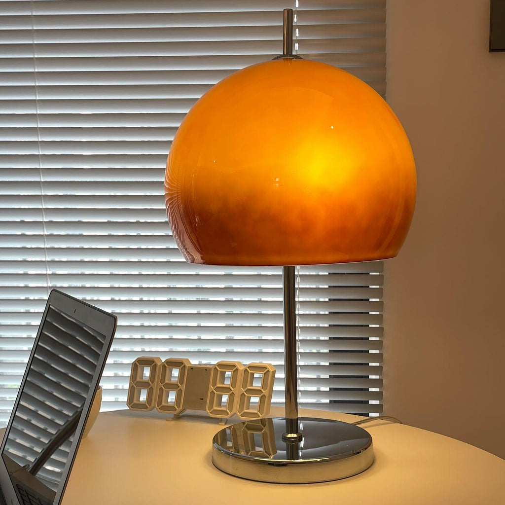 Lampa ve tvaru houby s bauhausovým vlivem a čistou geometrickou siluetou