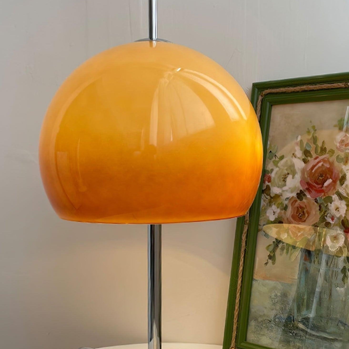 Lampa ve tvaru houby s bauhausovým vlivem a čistou geometrickou siluetou