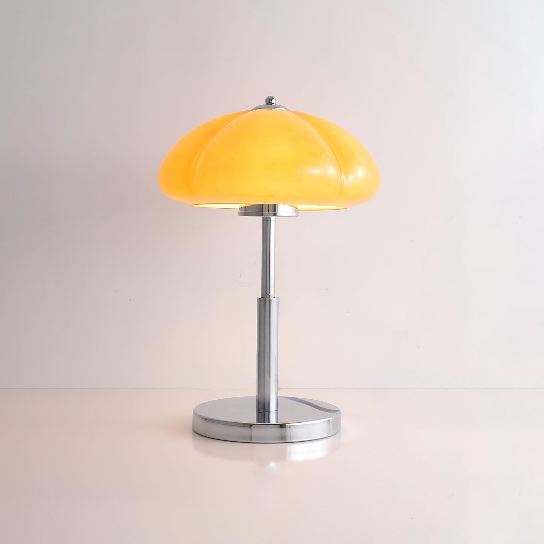 Lampa ve tvaru houby s bauhausovým vlivem a čistou geometrickou siluetou