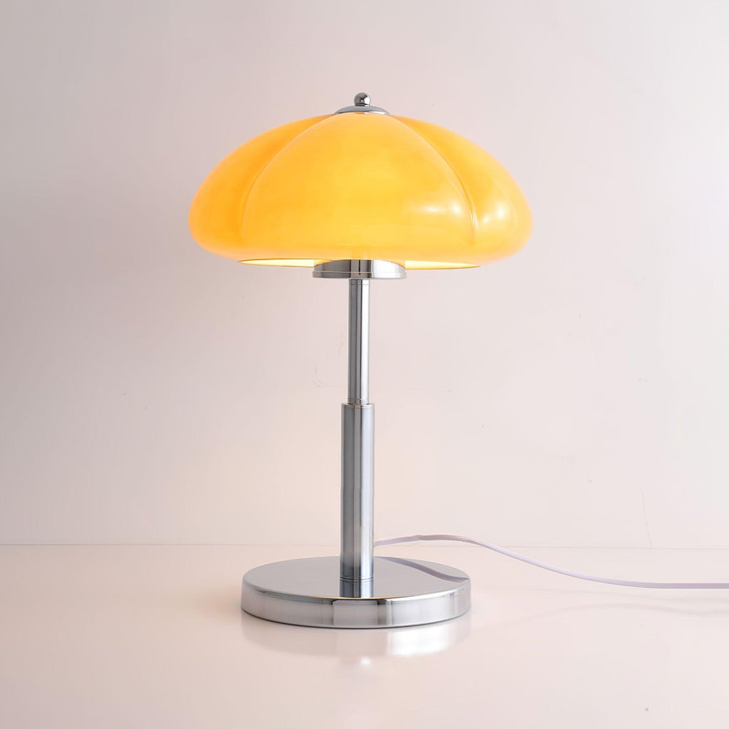 Lampa ve tvaru houby s bauhausovým vlivem a čistou geometrickou siluetou