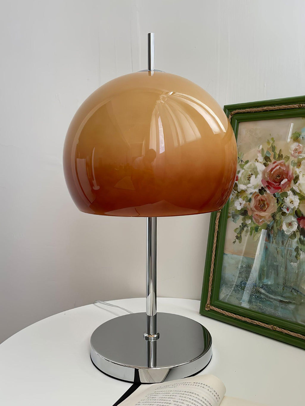 Lampa ve tvaru houby s bauhausovým vlivem a čistou geometrickou siluetou