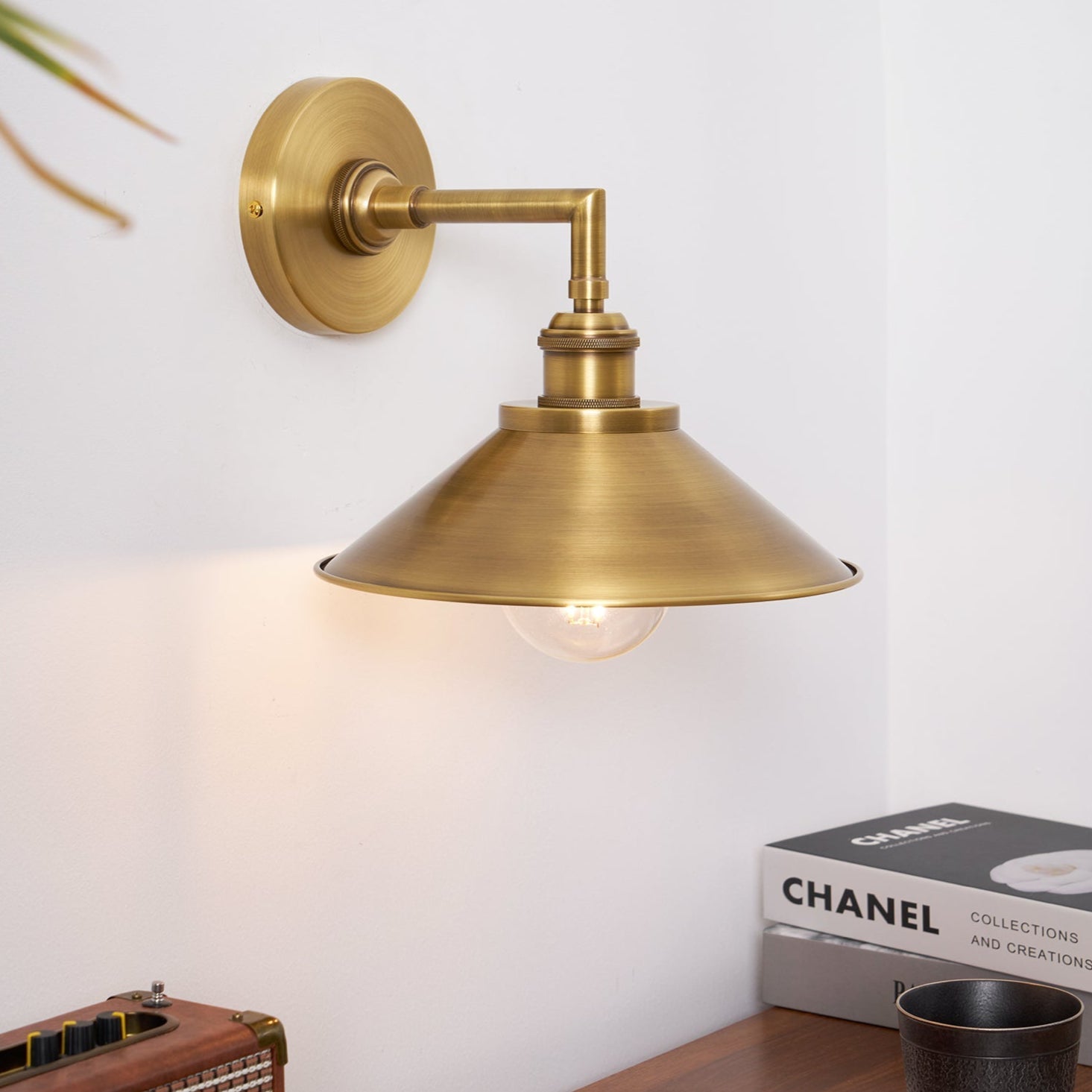 Tailored Brass Wall Lamp | Ormexis