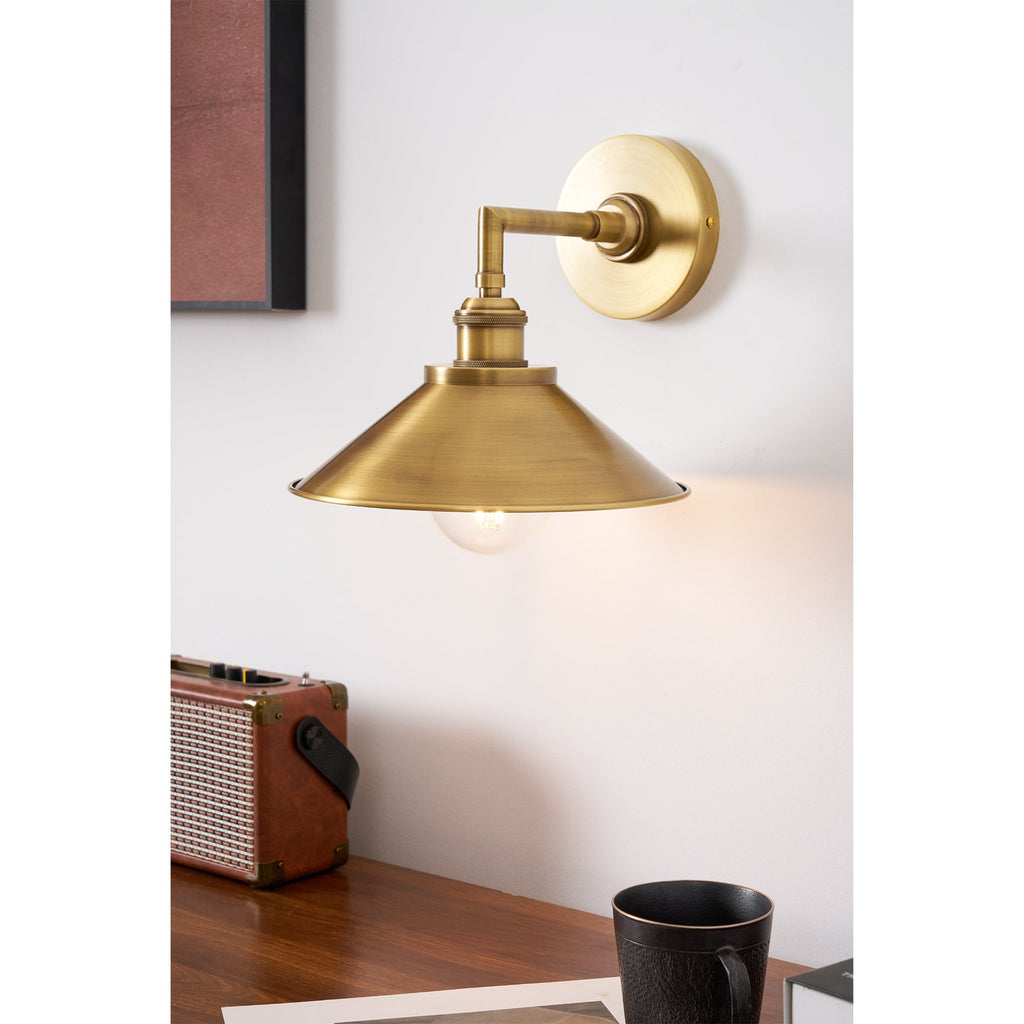 Tailored Brass Wall Lamp | Ormexis