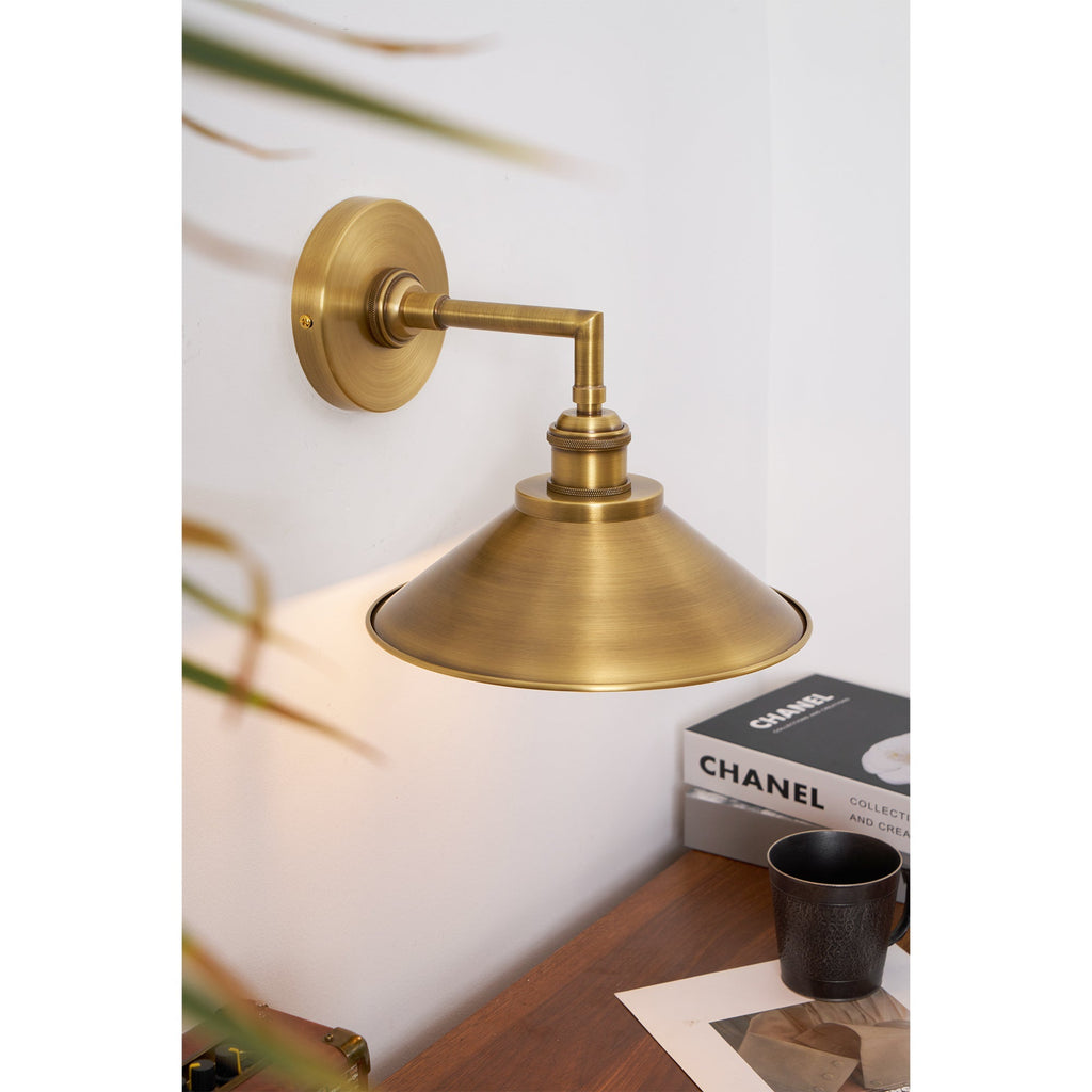 Tailored Brass Wall Lamp | Ormexis