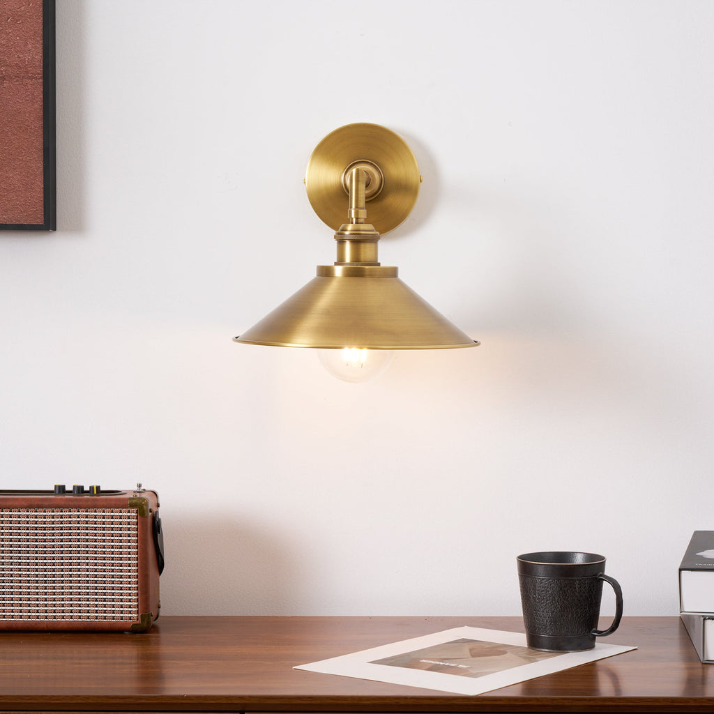 Tailored Brass Wall Lamp | Ormexis