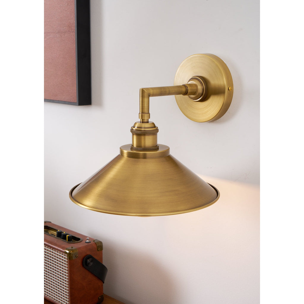 Tailored Brass Wall Lamp | Ormexis