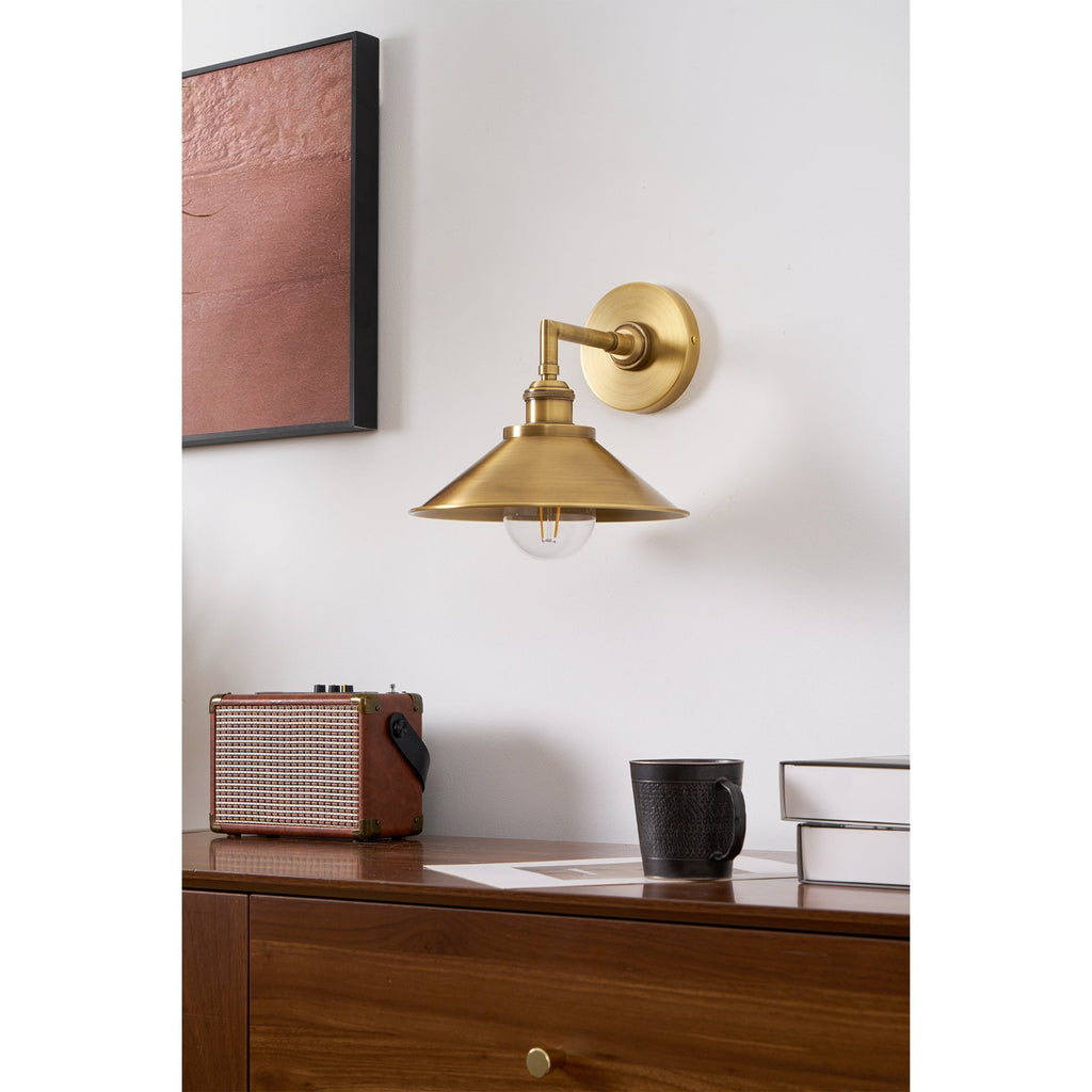 Tailored Brass Wall Lamp | Ormexis
