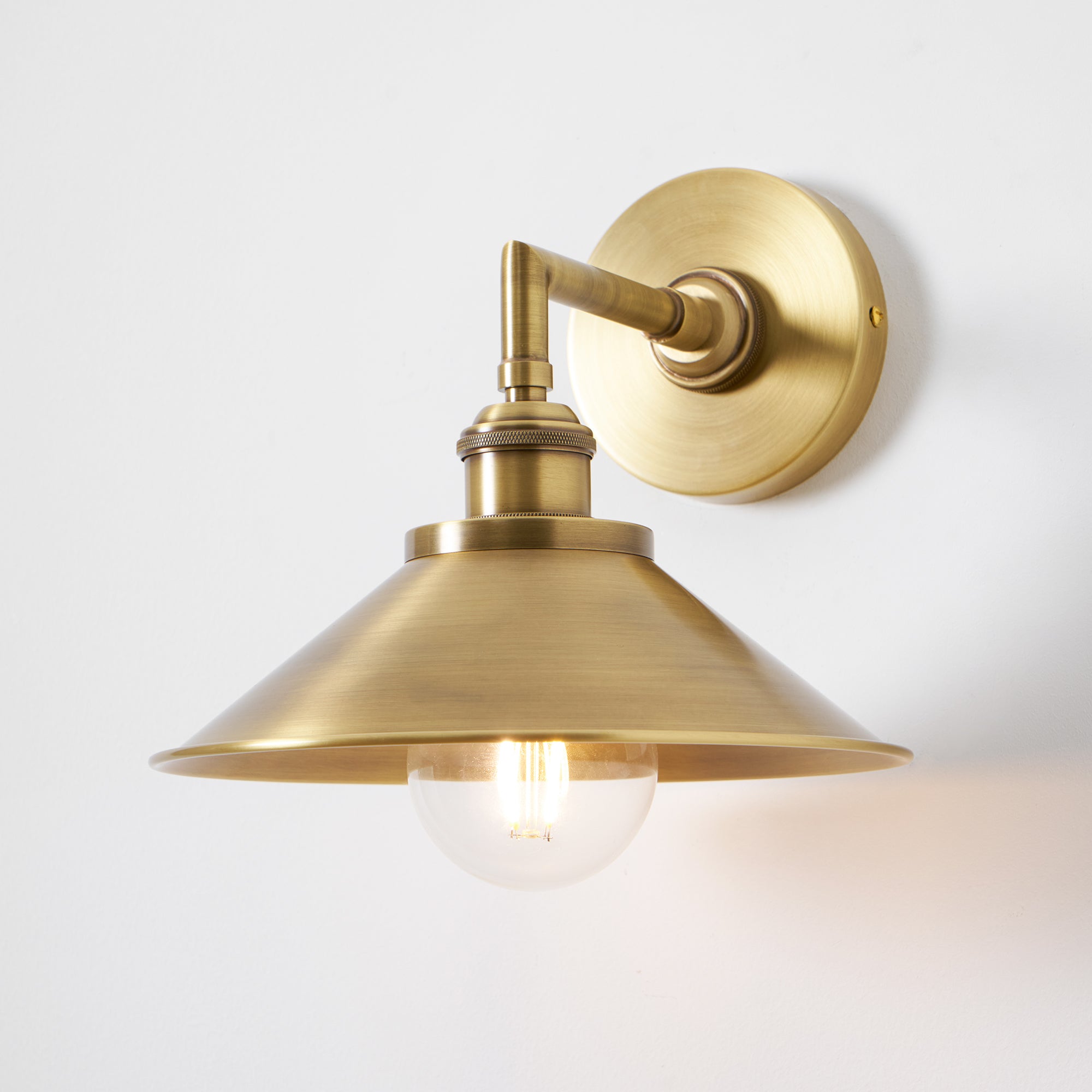 Tailored Brass Wall Lamp | Ormexis