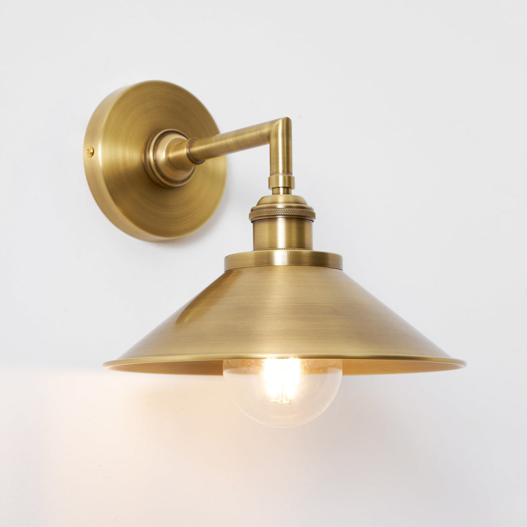 Tailored Brass Wall Lamp | Ormexis