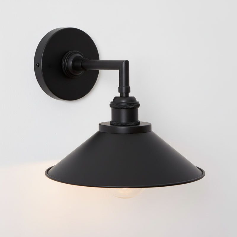Tailored Brass Wall Lamp | Ormexis