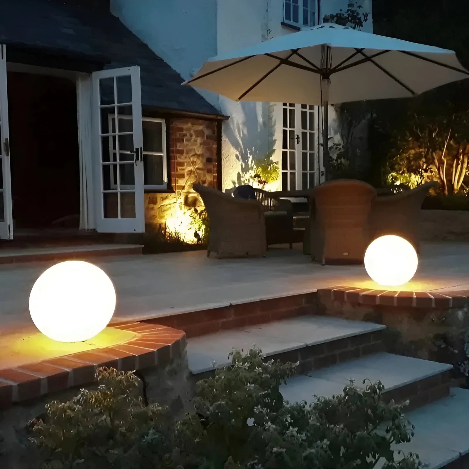 LumiGlobe Lampe de Jardin Solaire Sans Fil avec LED Changeant de Couleur, Résistante aux Intempéries pour l'Extérieur