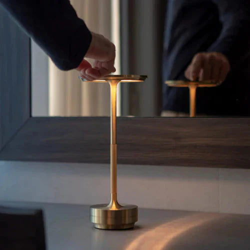 Lampe de bureau ou de chevet rechargeable USB au design moderne