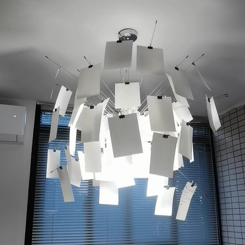 Lustr Ingo Maurer Zettel DIY s přizpůsobitelnými panely pro personalizované vnitřní osvětlení