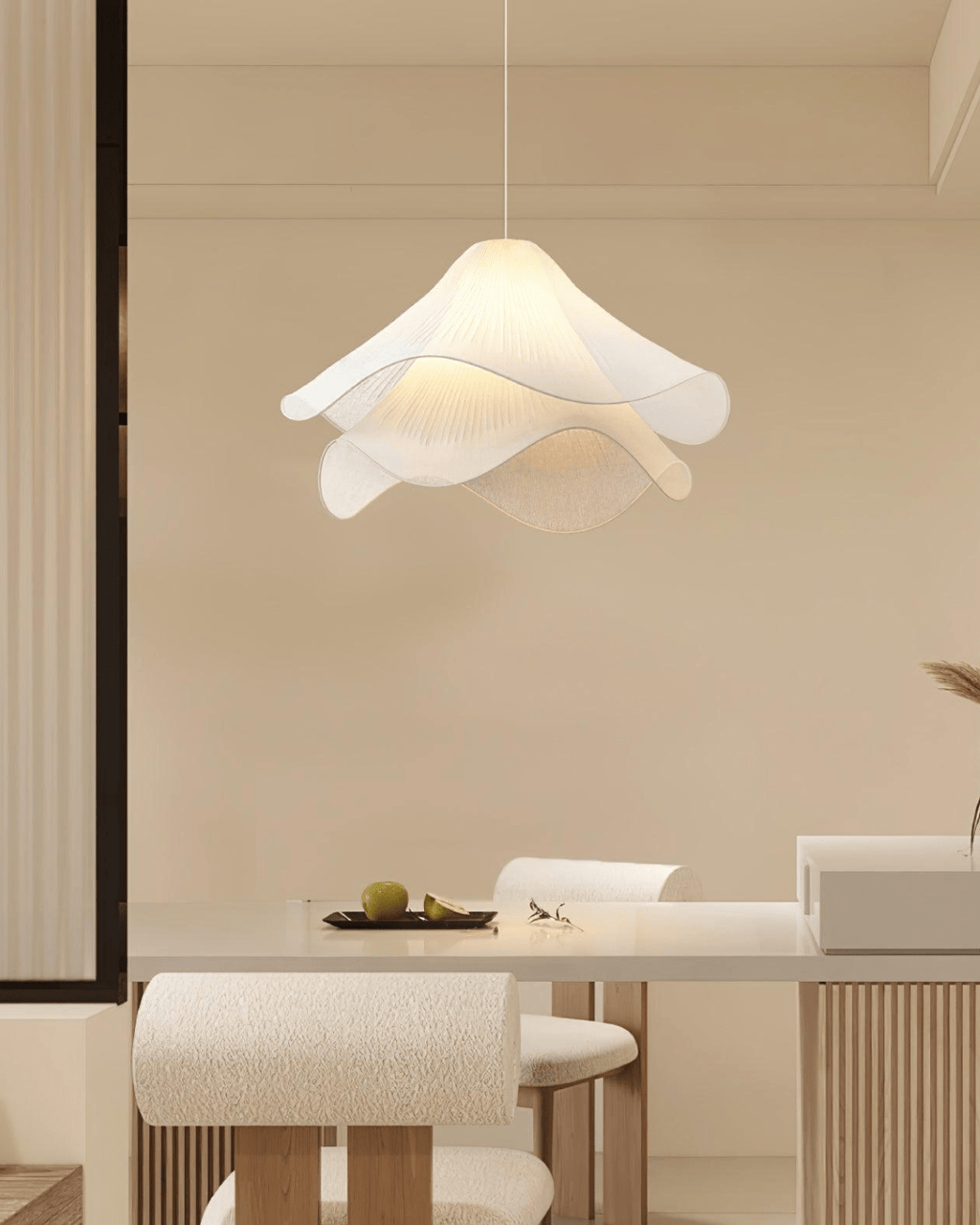 Lustră suspendată Florenza cu abajur din material textil și accent petală, lumină caldă 3000K, 30 cm