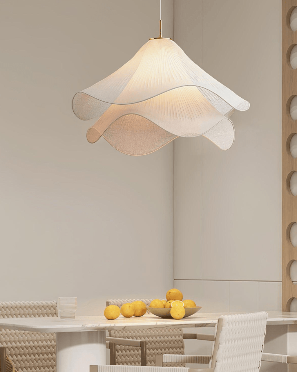 Lustră suspendată Florenza cu abajur din material textil și accent petală, lumină caldă 3000K, 30 cm