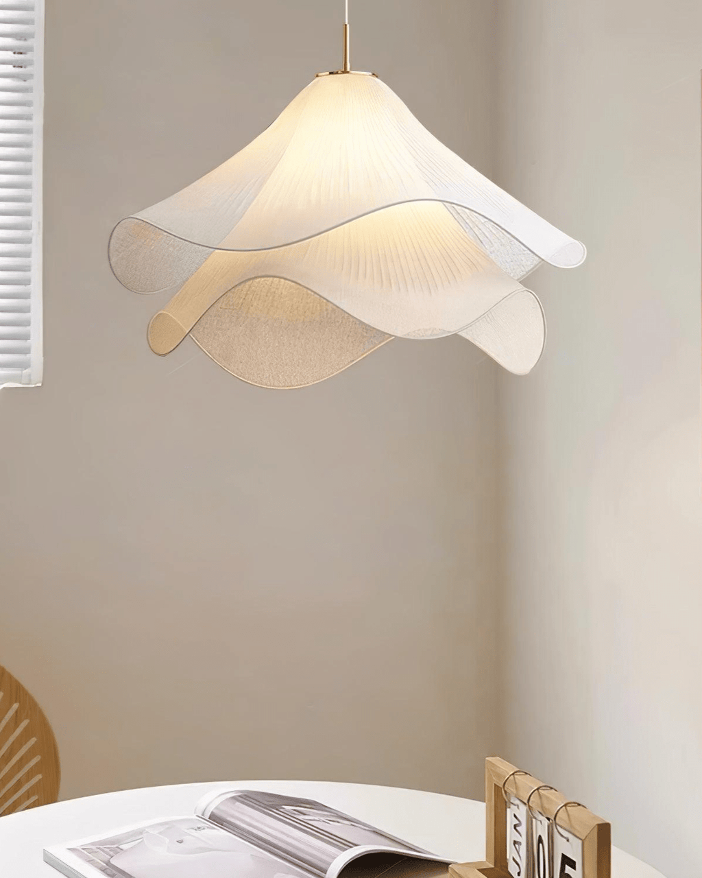 Lustră suspendată Florenza cu abajur din material textil și accent petală, lumină caldă 3000K, 30 cm