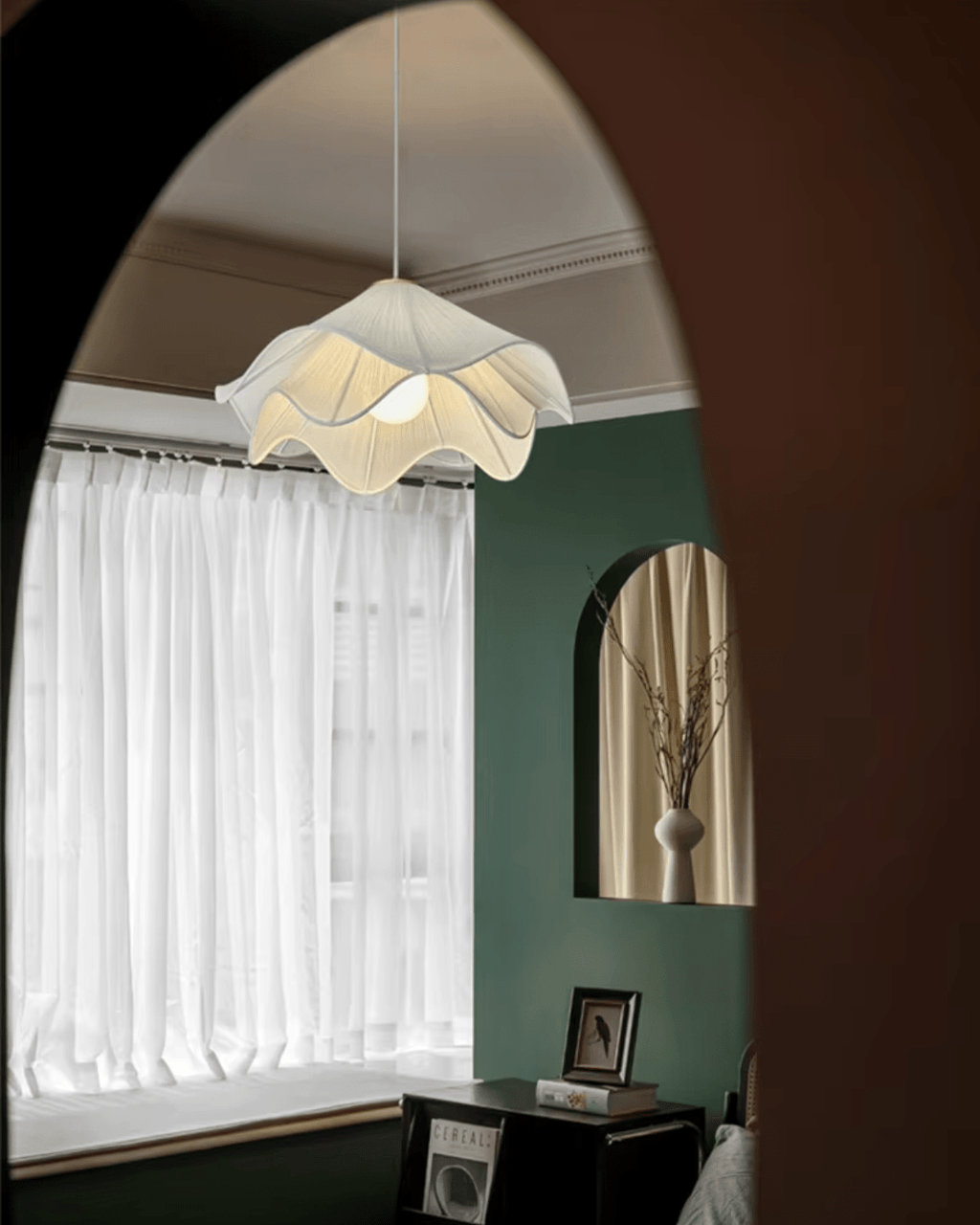 Lustră suspendată Florenza cu abajur din material textil și accent petală, lumină caldă 3000K, 30 cm