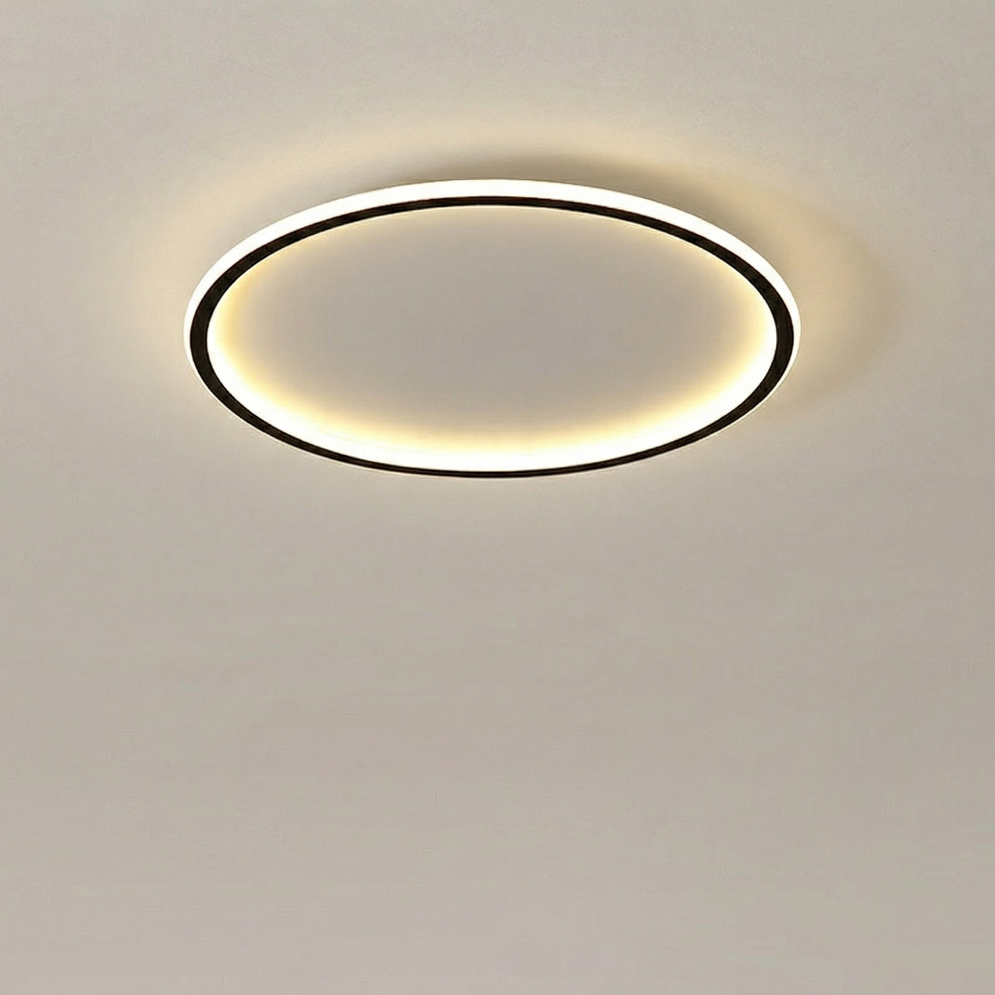 Plafonnier minimaliste transfrontalier | Ormexis