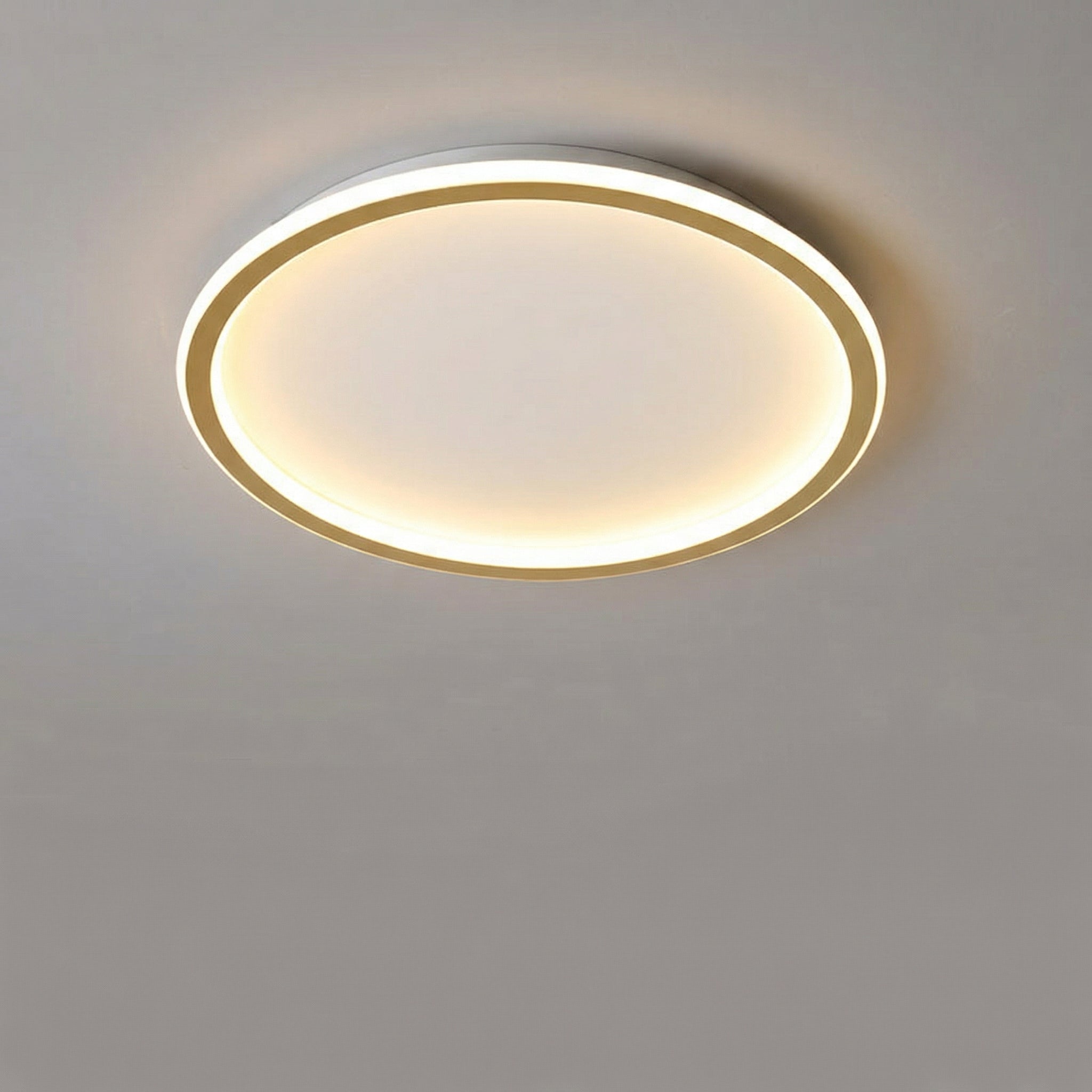 Plafonnier minimaliste transfrontalier | Ormexis
