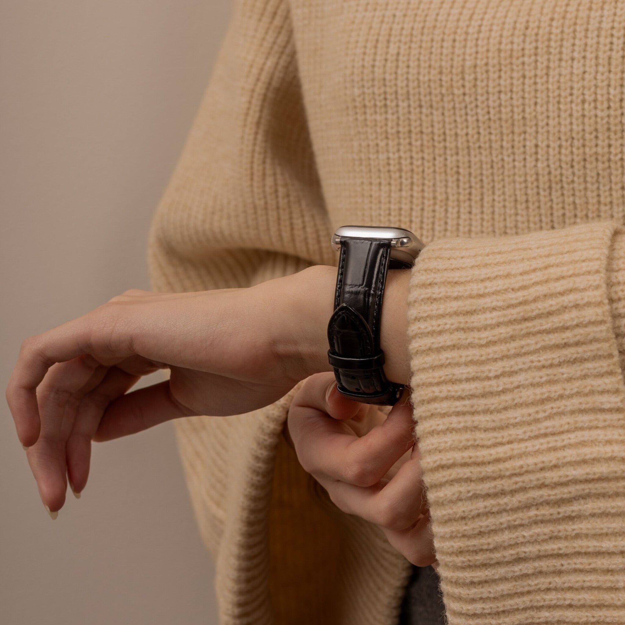 Černý kožený řemínek Apple Watch s krokodýlím vzorem