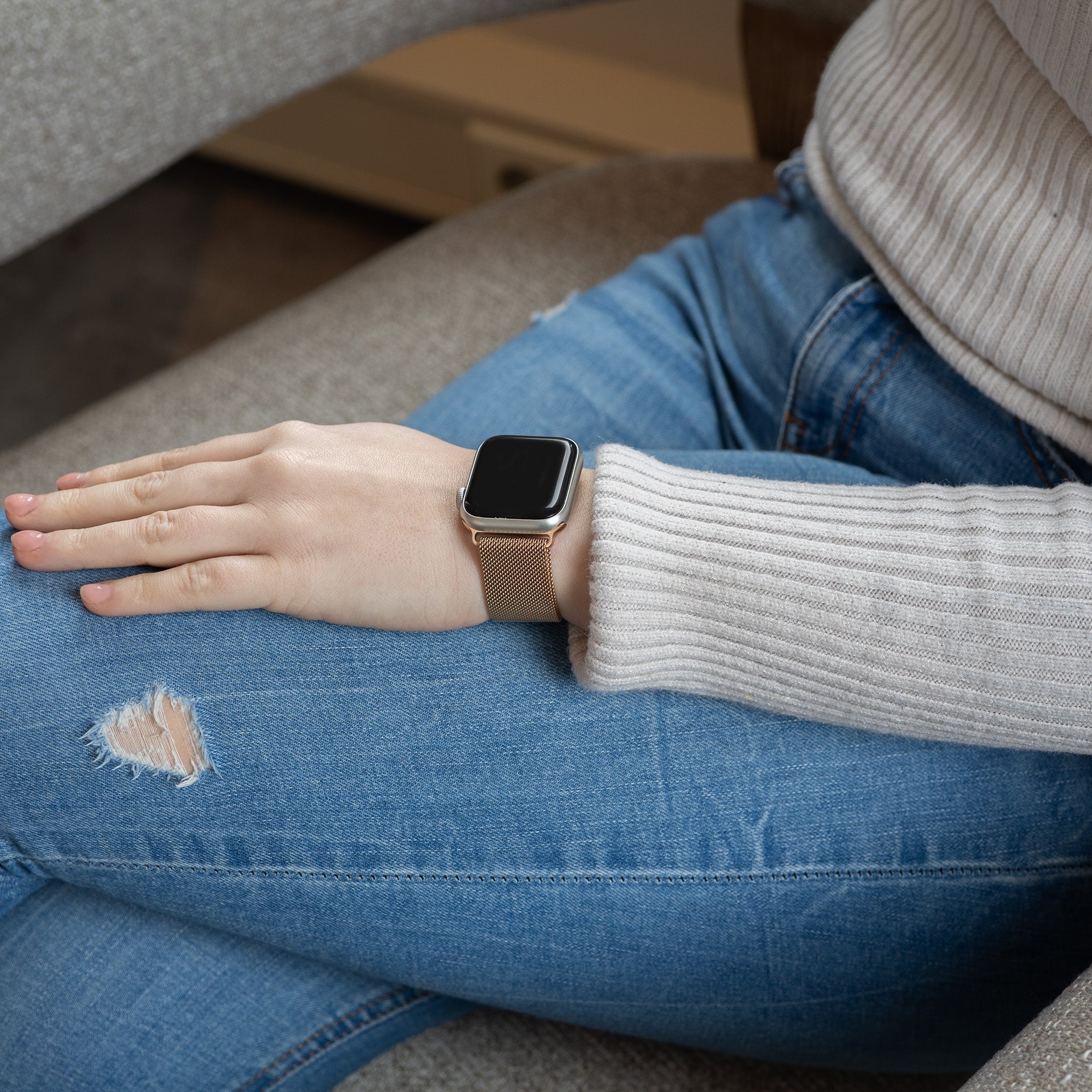Apple Watch růžově zlatý Milanese řemínek dokončený v elegantním stylu
