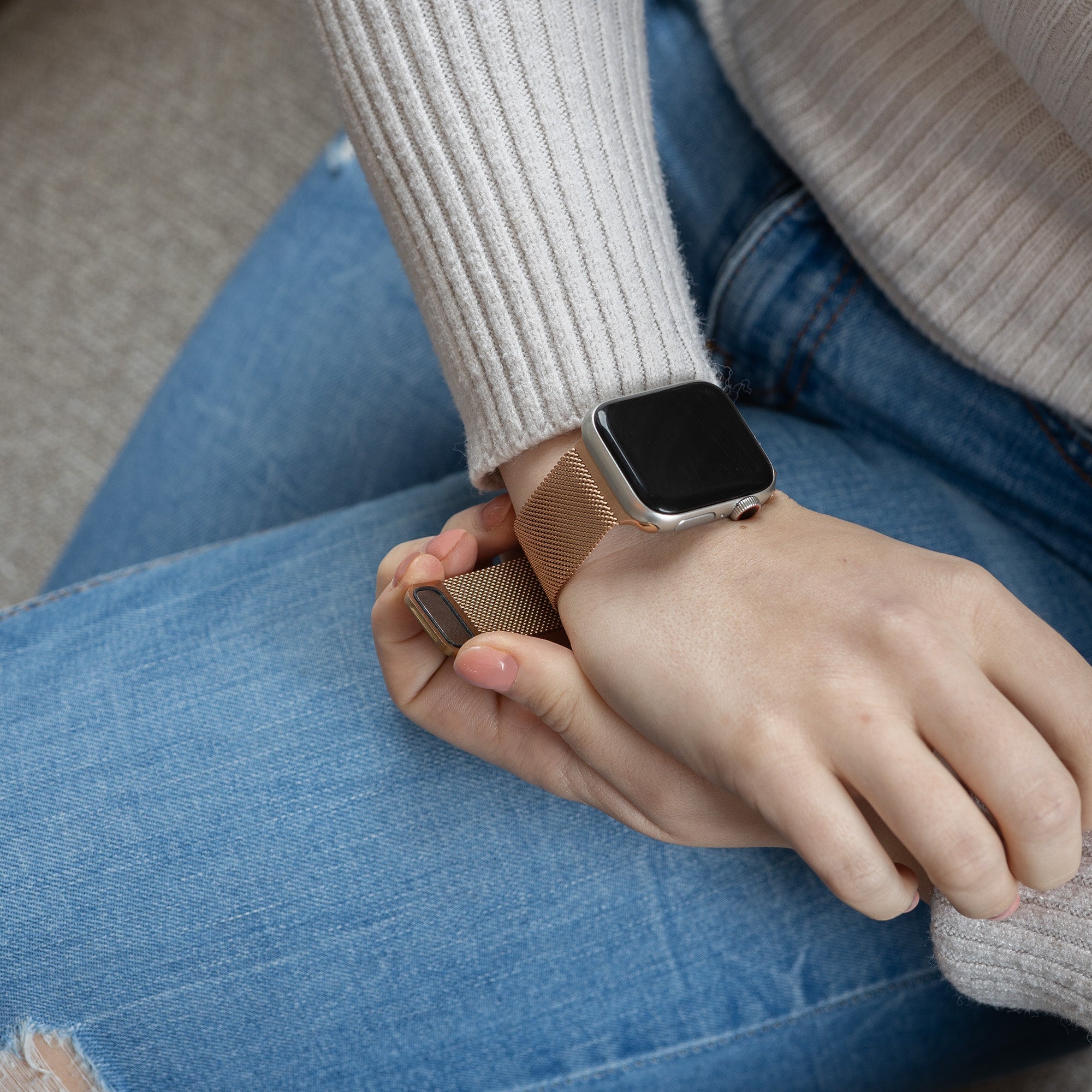 Apple Watch růžově zlatý Milanese řemínek dokončený v elegantním stylu