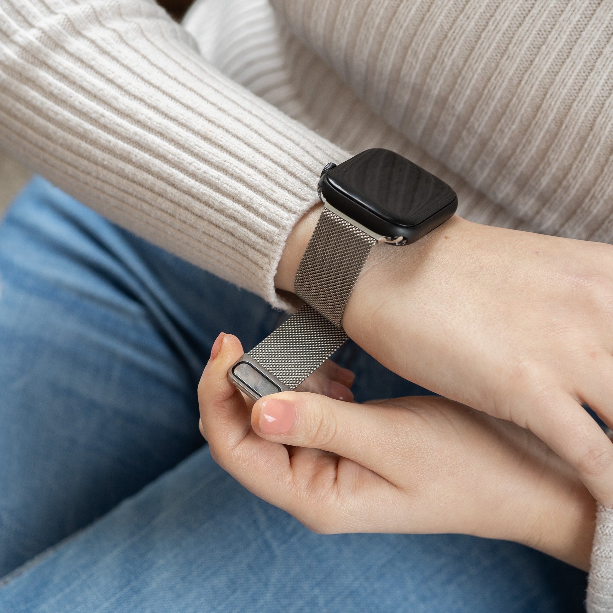 Accesoriu premium pentru Apple Watch, curea Milanese argintie