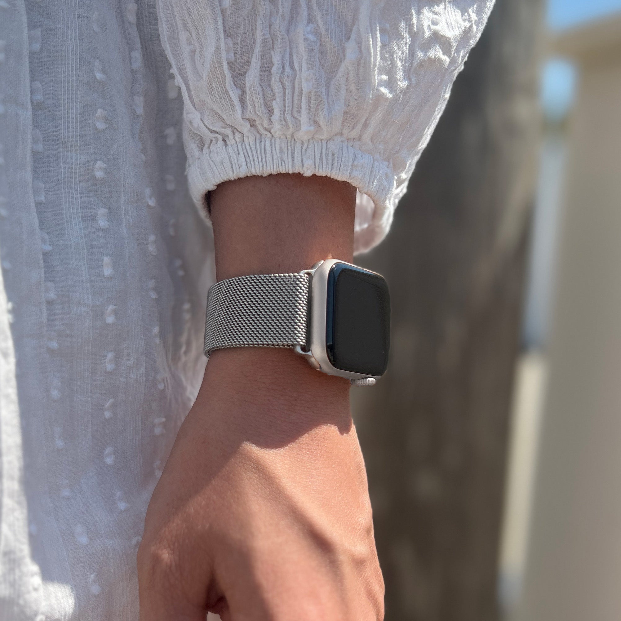 Accesoriu premium pentru Apple Watch, curea Milanese argintie