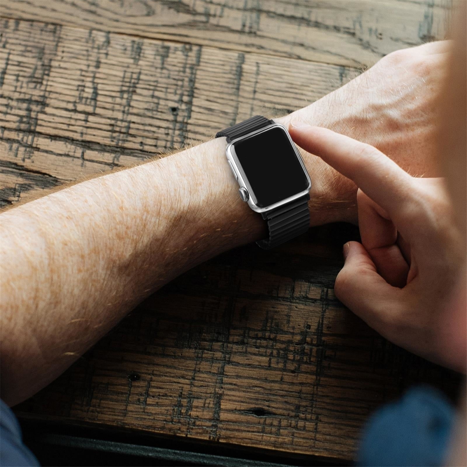 Náhradní černý ocelový elastický řemínek pro Apple Watch