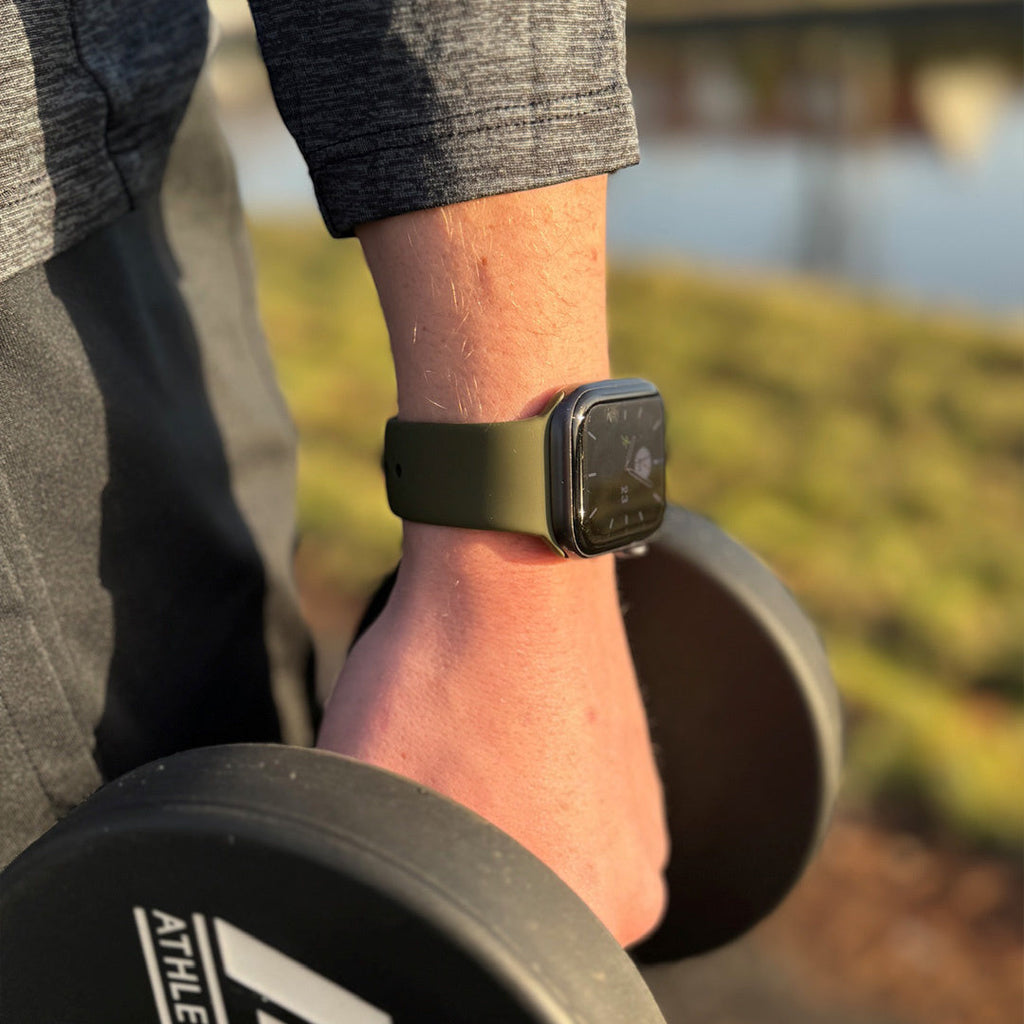 Silikonový řemínek Apple Watch v klasické armádní zelené edici