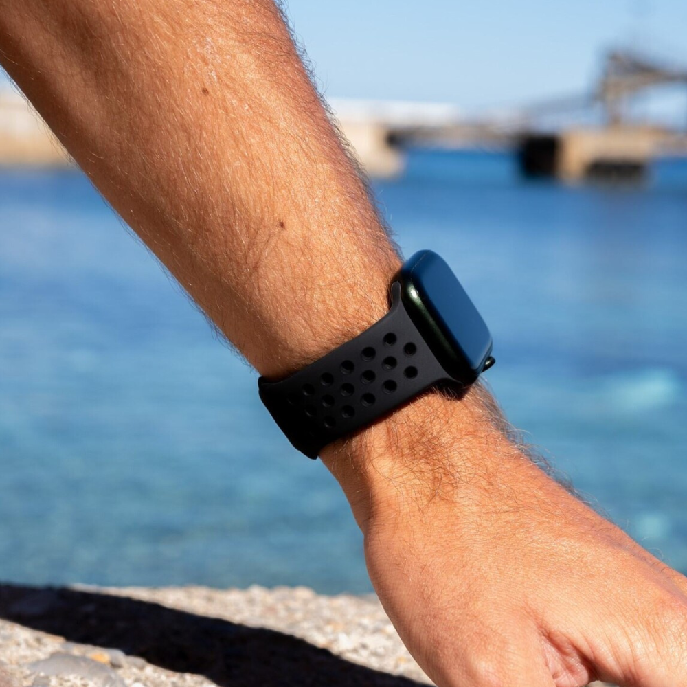 Řemínek Apple Watch pro aktivní životní styl v černé a tmavě šedé barvě