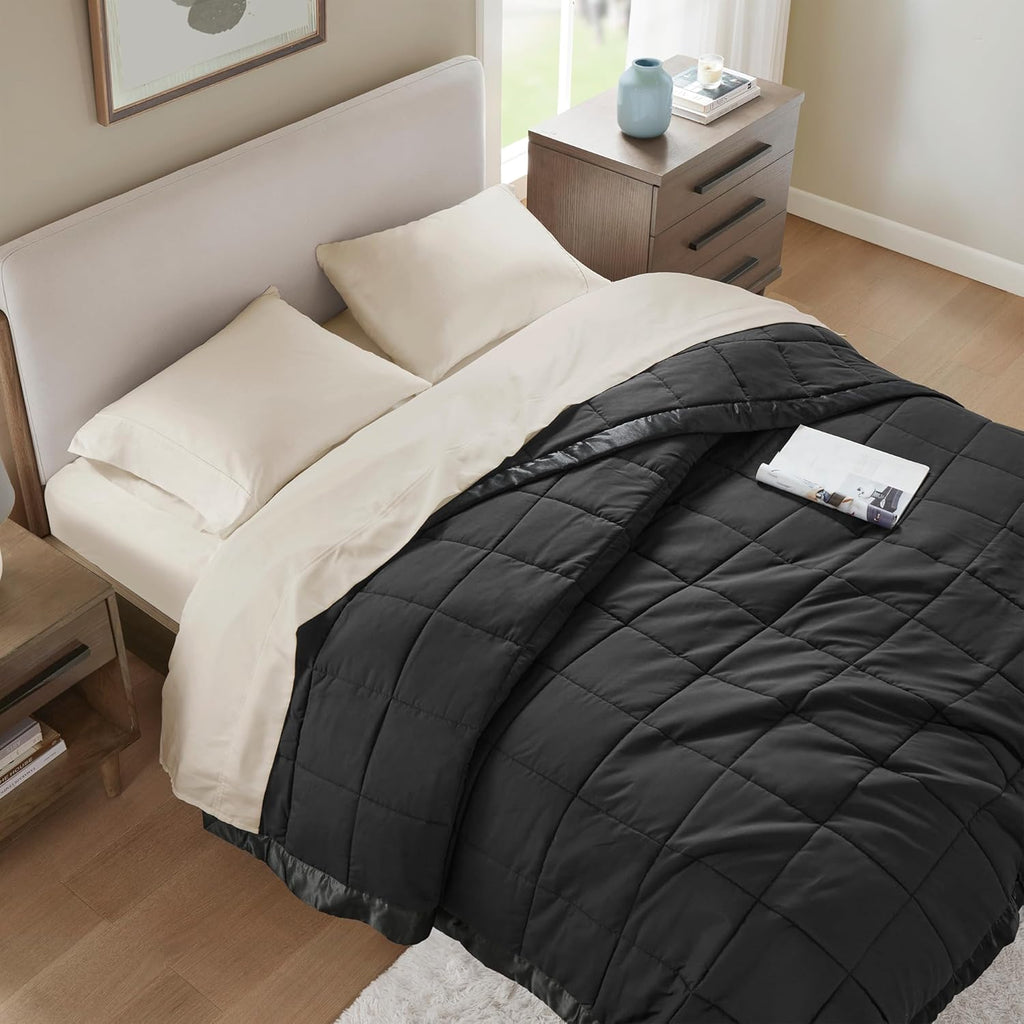 Coperta leggera morbida della collezione Windom con bordo in raso