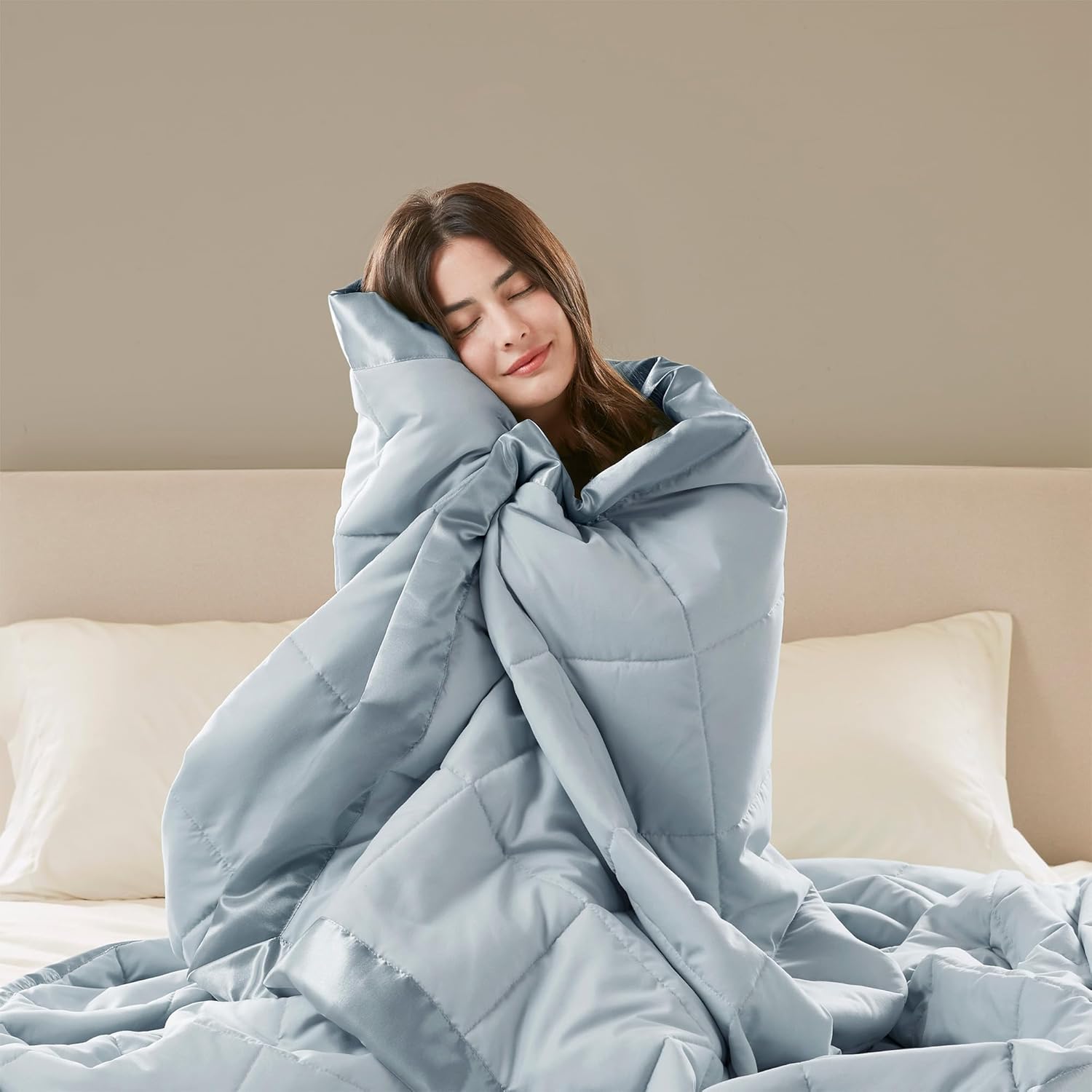 Coperta leggera morbida della collezione Windom con bordo in raso