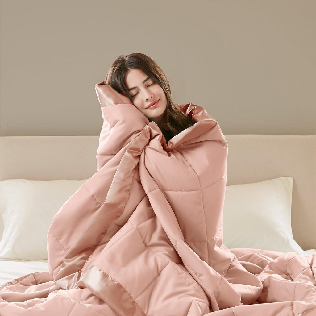 Coperta leggera morbida della collezione Windom con bordo in raso