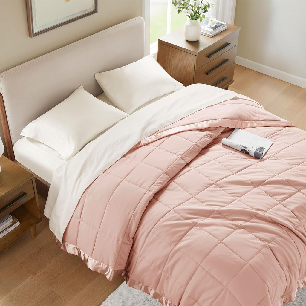 Coperta leggera morbida della collezione Windom con bordo in raso