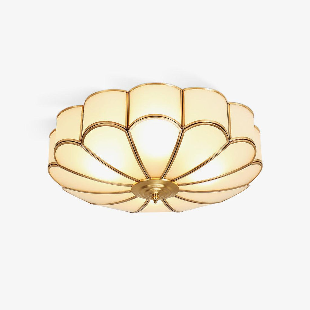 Messingfarget taklampe i blomsterform med frostet, skålformet glass | Ormexis