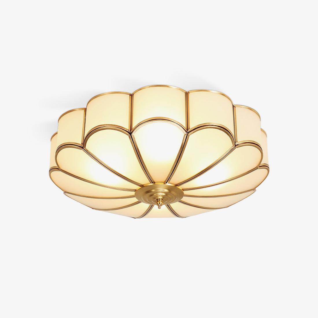 Messingfarget taklampe i blomsterform med frostet, skålformet glass | Ormexis