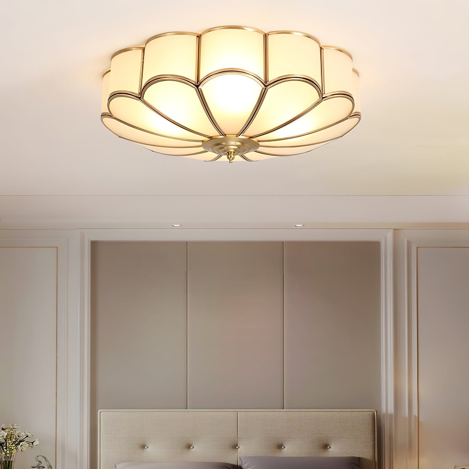 Messingfarget taklampe i blomsterform med frostet, skålformet glass | Ormexis